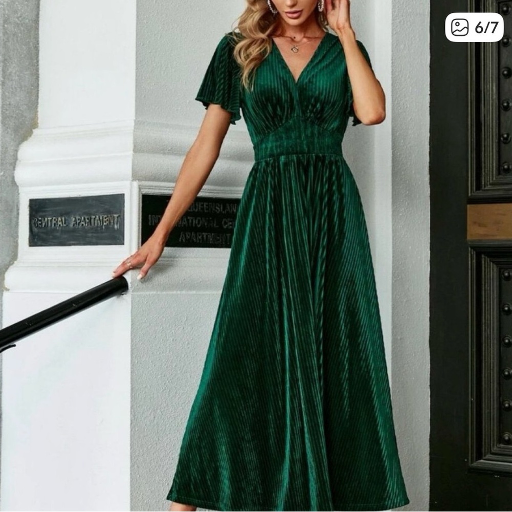 Green V-Neck Butterfly Sleeve Maxi Dress - Picture 3 of 4